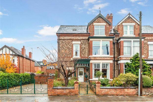 Queens One Urmston 외부 사진