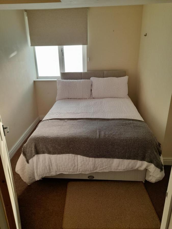 Queens One Urmston 외부 사진