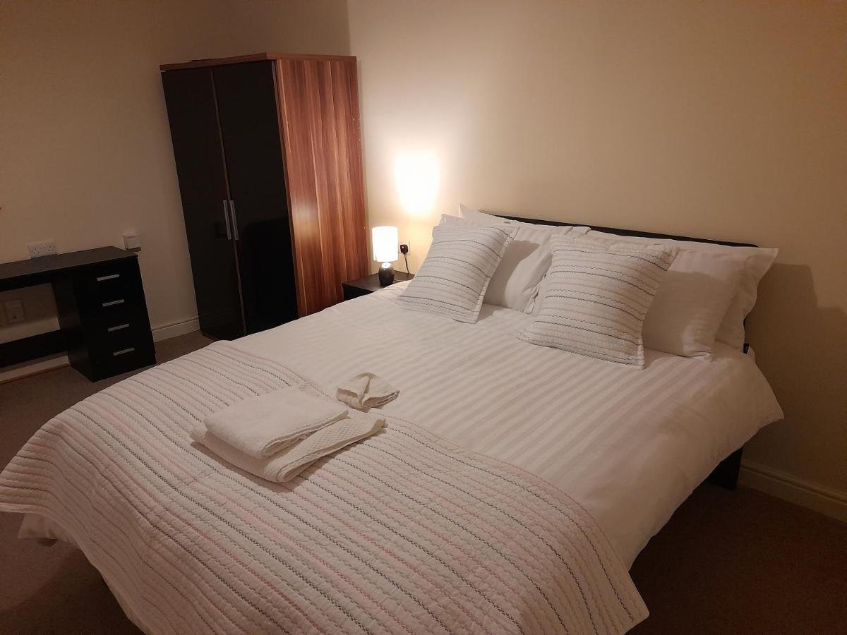 Queens One Urmston 외부 사진