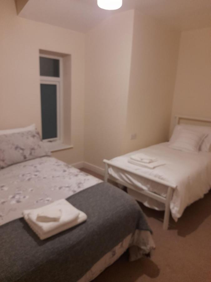 Queens One Urmston 외부 사진