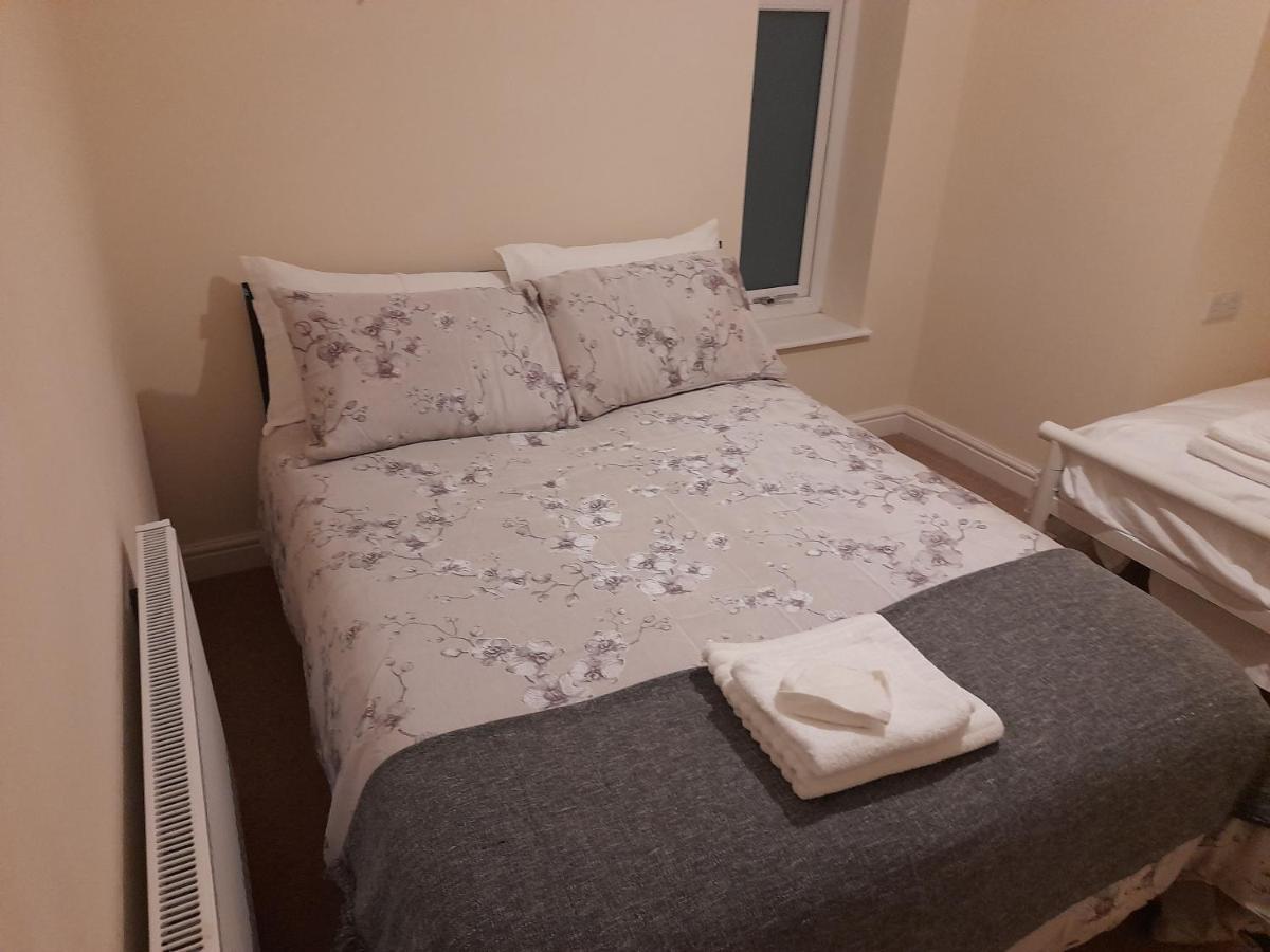 Queens One Urmston 외부 사진