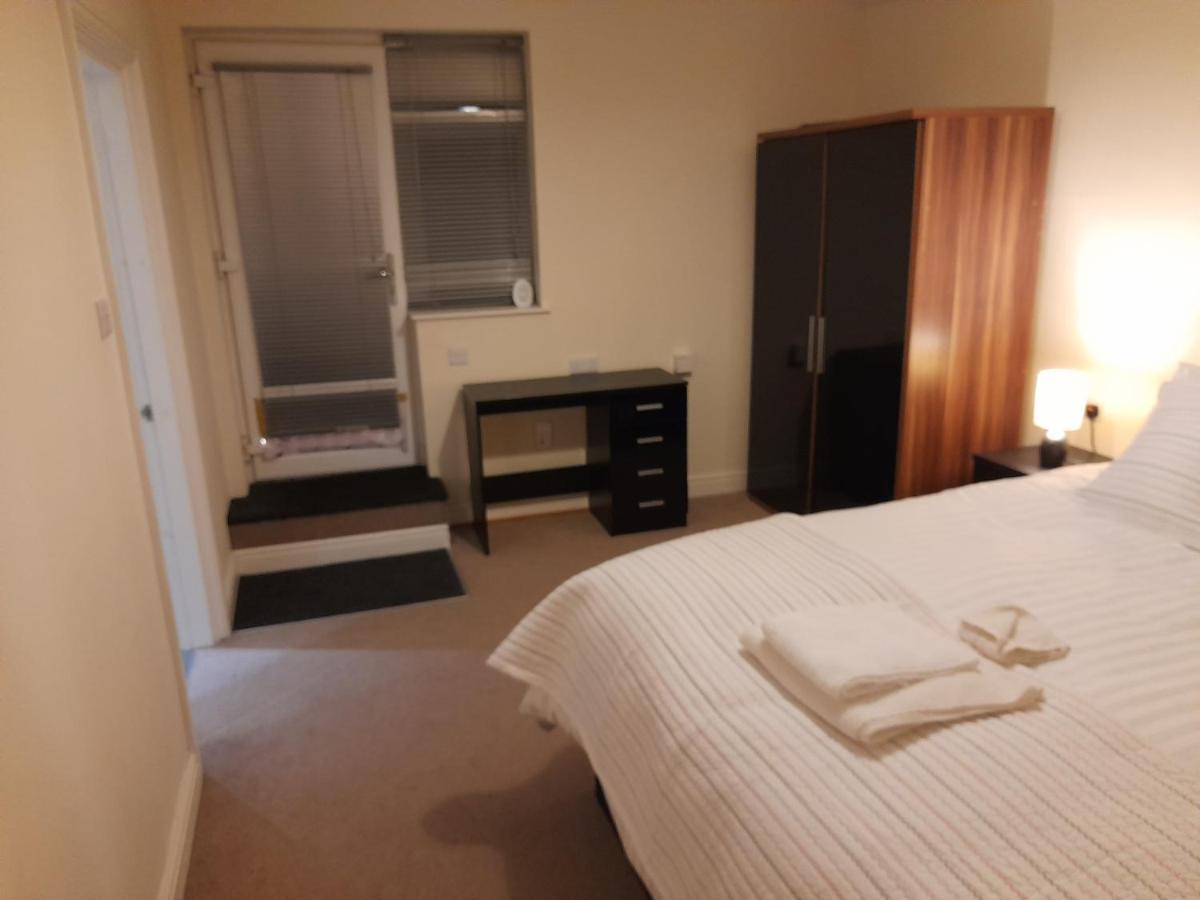 Queens One Urmston 외부 사진
