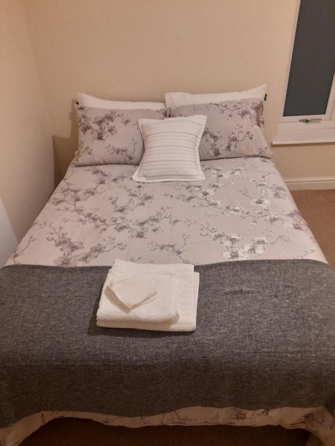 Queens One Urmston 외부 사진